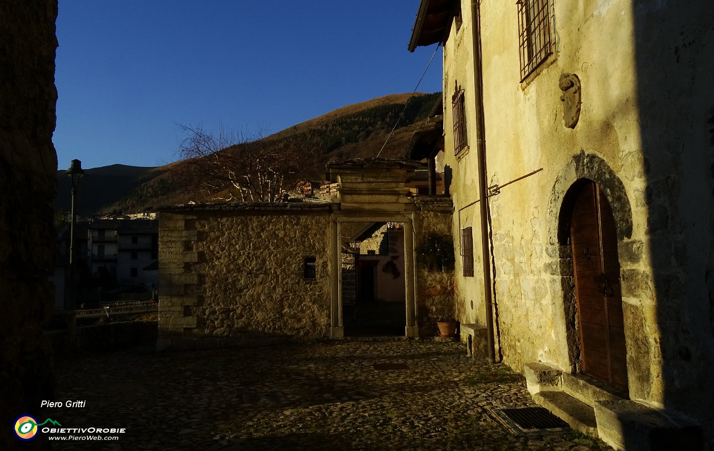 85 Borgo antico di Arnosto, ben restaurato.JPG -                                